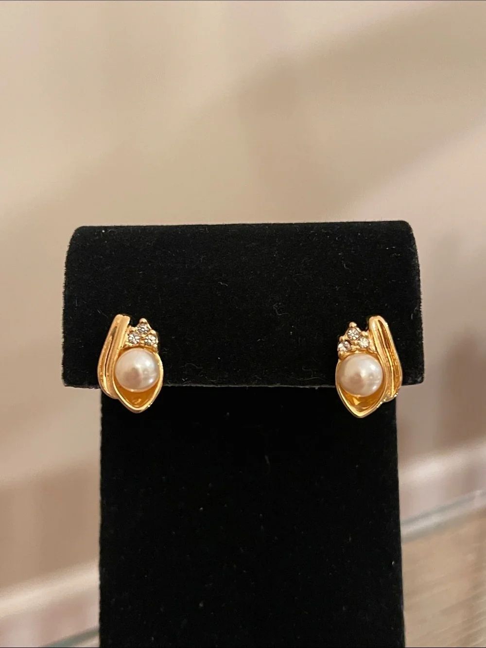 Vintage-style Gold-tone Ribbon Wave Faux Pearl Rhinestone Stud Earrings